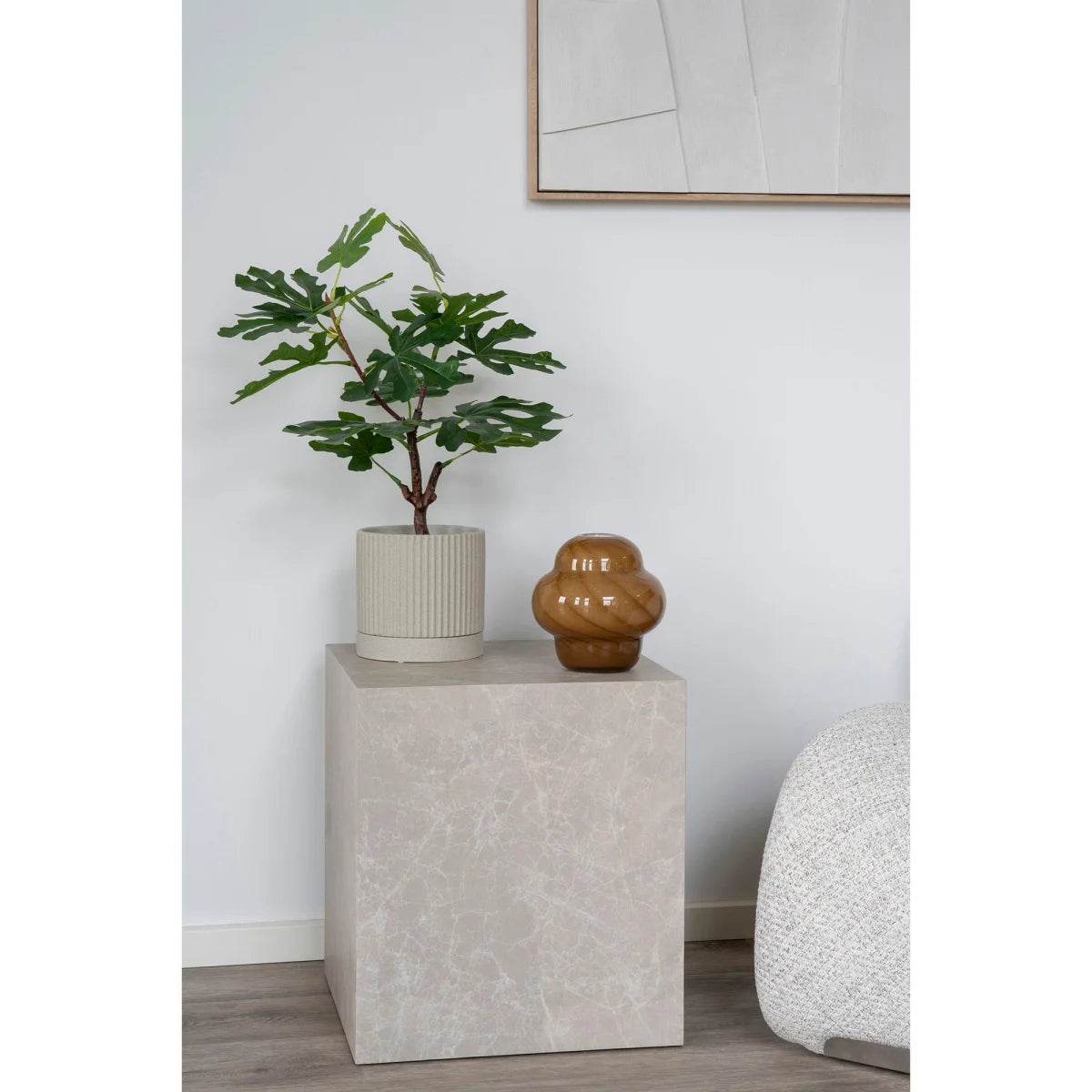 Arbre à figuier vert luxuriant en pot céramique beige nervuré