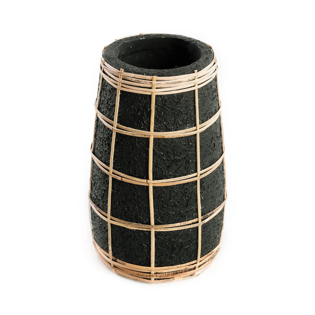 Vase en terre cuite noir avec détail en rotin tressé – H22 cm