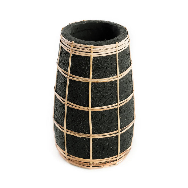 Vase en terre cuite noir avec détail en rotin tressé – H22 cm