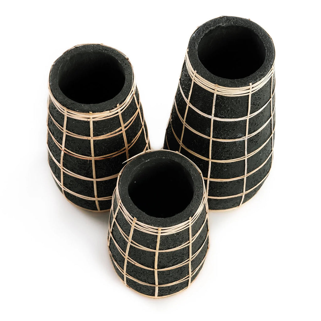 Vase en terre cuite noir avec détail en rotin tressé – H22 cm