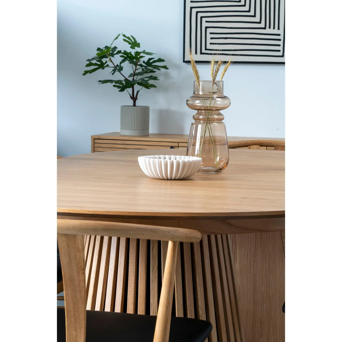 Vase en verre ambré translucide cylindrique segmenté H31 cm sur table en bois