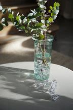 Vase en verre recyclé vert aqua, col ondulé texturé, feuilles vertes, H28 cm